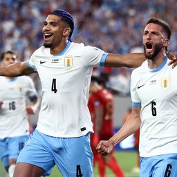 Rodrigo Bentancur celebra su gol ante Bolivia con la selección de Uruguay en la Copa América 2024, junto a Ronald Araujo