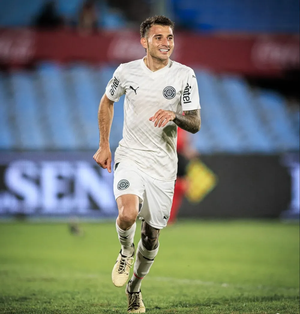 Lucas Rodríguez celebra el tercero de Montevideo City Torque ante Peñarol
