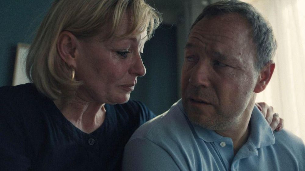 En la serie, la madre de Jamie (interpretada por Christine Tremarco) y su padre se ven obligados a enfrentarse a lo poco que sabían sobre el mundo online de su hijo.