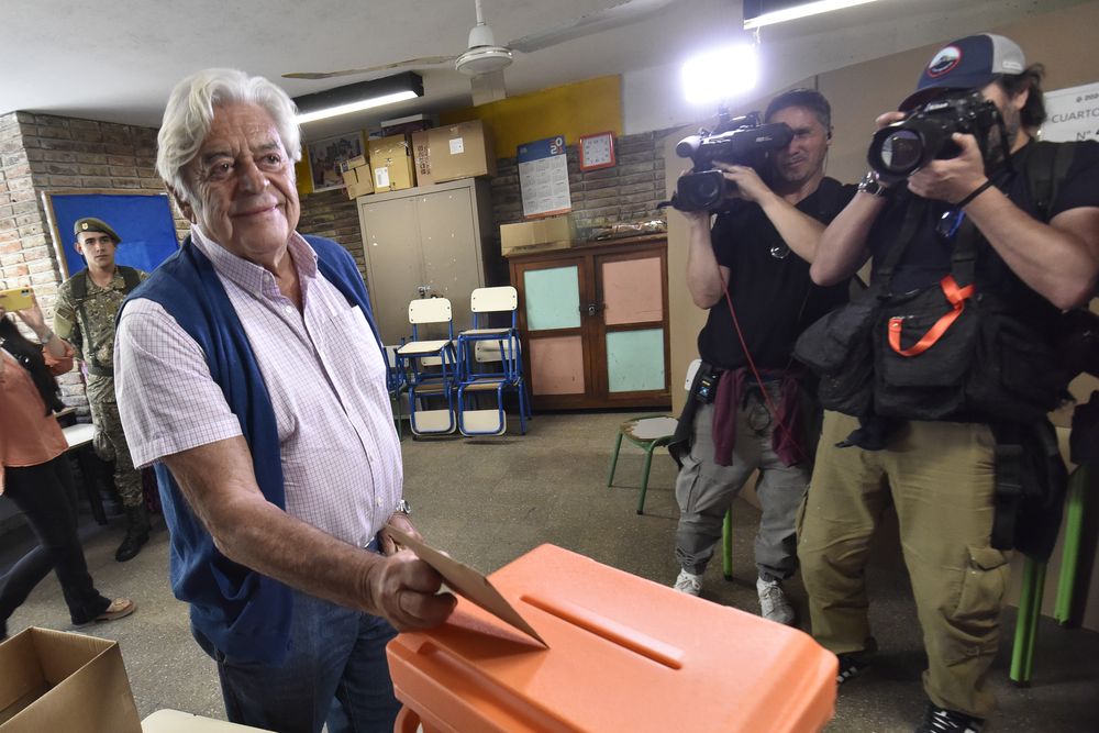 Luis Alberto Lacalle Herrera al votar en las Elecciones Uruguay 2024