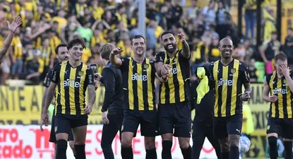 Ignacio Laquintana, Matías Aguirregaray, Hernán Menosse y Diego Rolan celebran el triunfo de Peñarol en el clásico ante Nacional