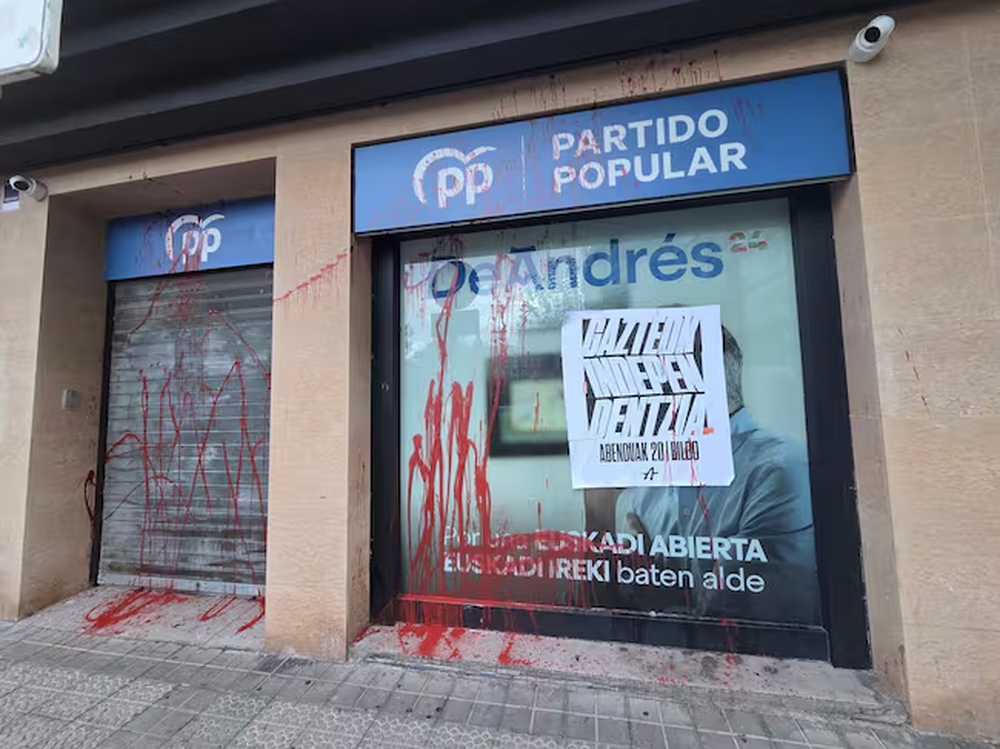 El local del PP vandalizado en Bilbao.