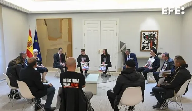 Sánchez recibe a ocho familiares de rehenes israelíes de la organización terrorista Hamás