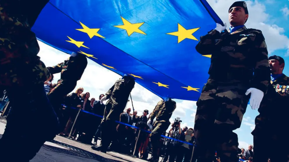 Un grupo de militares con la bandera de la Unión Europea.&nbsp;