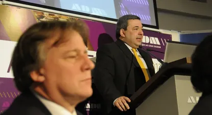 Economía anunciará medidas para sostener al dólar