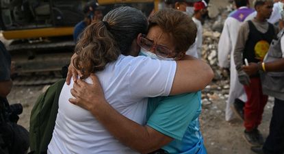 Familiares junto a los escombros de un edificio en La Guaira, Venezuela, el 24 de julio.