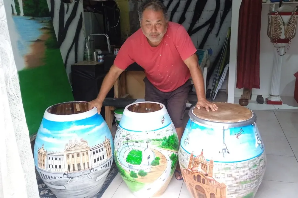 Miguel y algunos de sus creaciones.