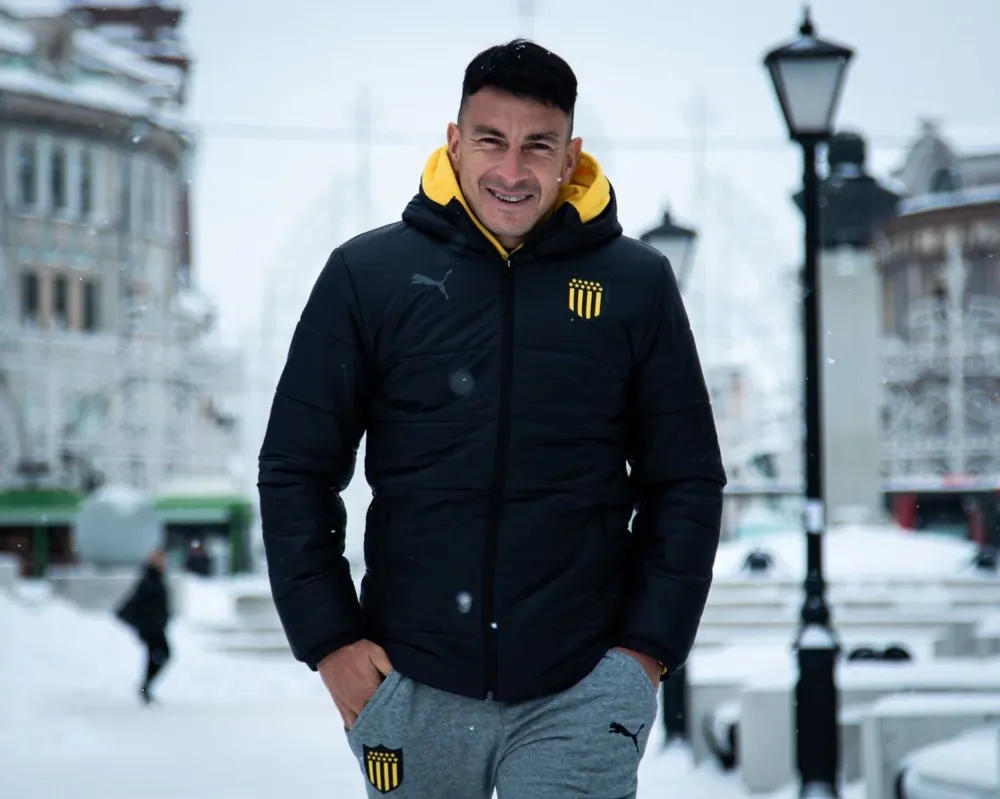 Japo Rodríguez con el equipo de Peñarol de esports