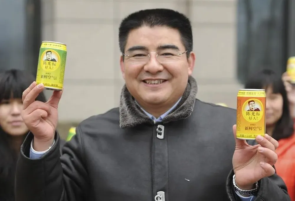 China- El empresario chino Chen Guangbiao muestra dos latas de aire fresco producidas en su fábrica