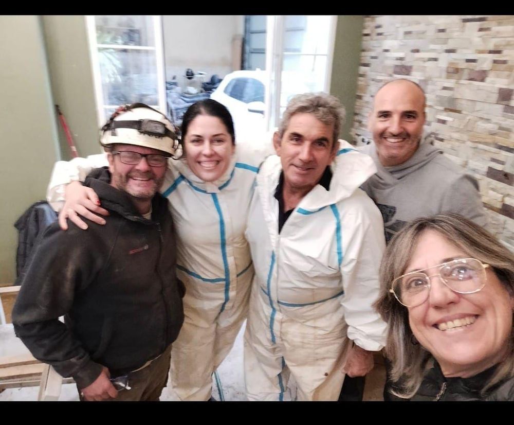 Vanessa Villegas (segunda por la izquierda, con mono blanco) lo perdió todo menos la sonrisa. La solidaridad de vecinos y personas venidas de toda España le ayudaron a recuperar, poco a poco, su vida de antes.