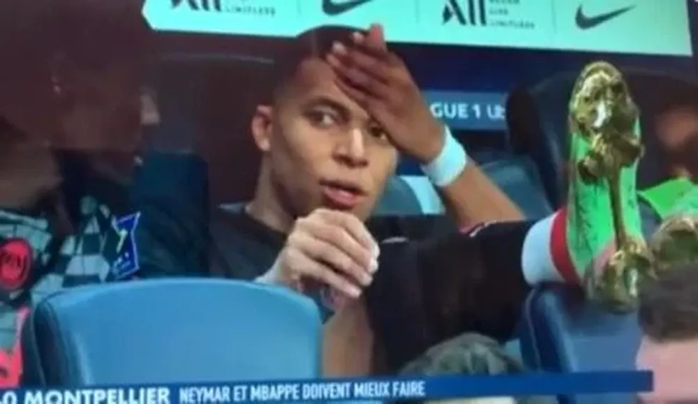 Se enojó Mbappé en el banco de suplentes