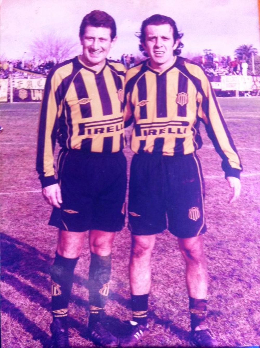 El ídolo de Fernando Rosa, Fernando Morena, en un partido a beneficio con Peñarol, ya ambos retirados
