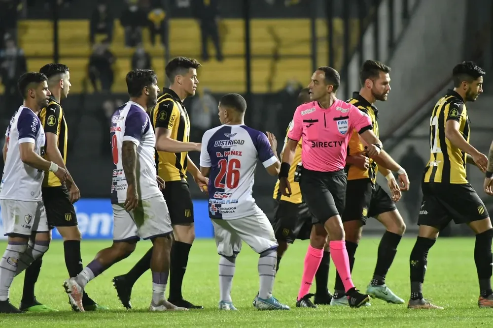 Peñarol perdió la paciencia contra Fénix y le costó carísimo el viernes en el Campeón del Siglo