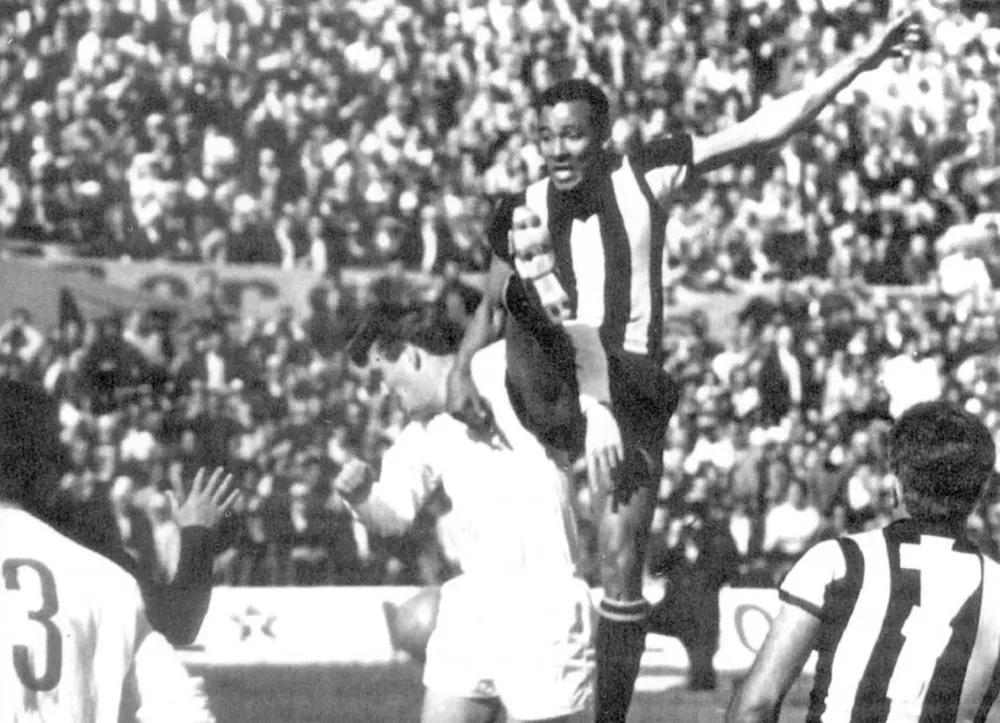 Alberto Spencer en su esplendor con la elasticidad de un goleador de raza.