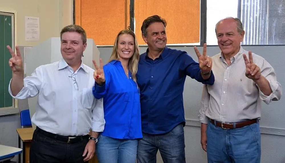 Neves junto a su esposa Leticia y a dos correligionarios