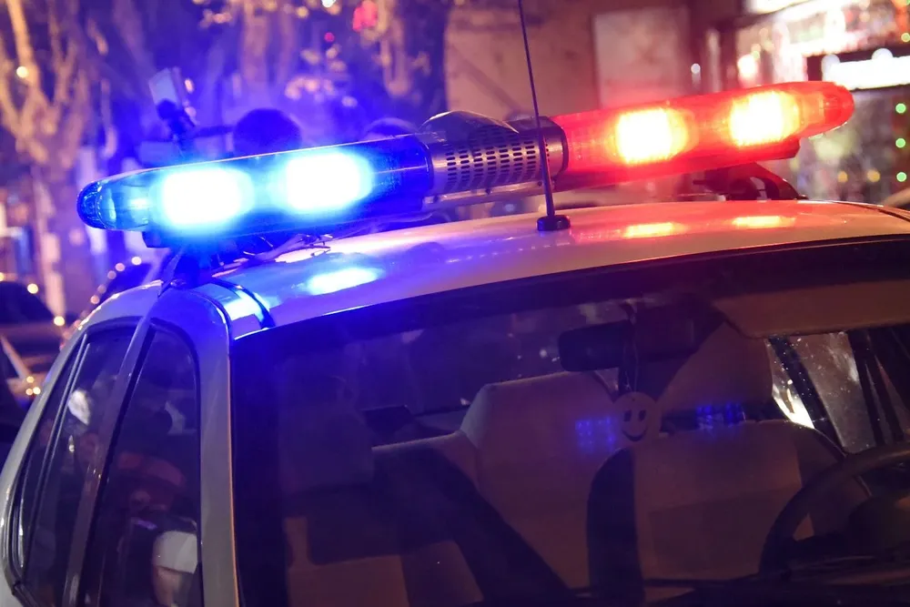 El detenido fue visto cargando un bulto a un auto la mañana de este jueves