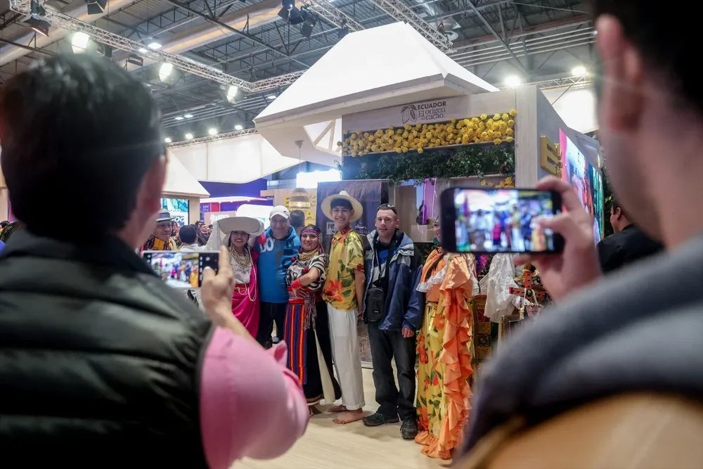 Varias personas durante la 44ª edición de la Feria Internacional de Turismo, Fitur 2024, en IFEMA Madrid, a 27 de enero de 2024, en Madrid.