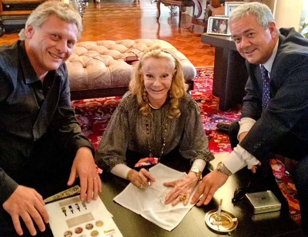 Alfredo Lempert, de Grupo Fiancar, y Laetitia d’Arenberg, firmaron el acuerdo preliminar en una servilleta