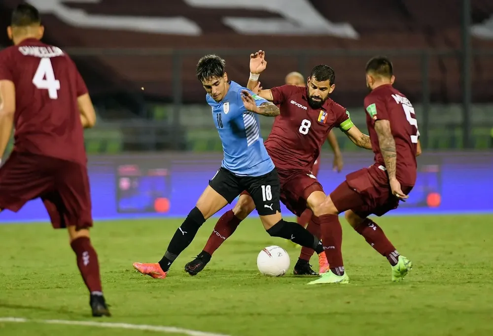 El capitán Tomás Rincón marca a Facundo Torres