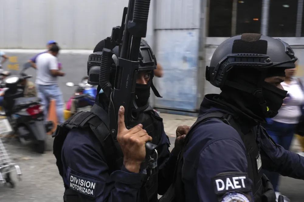 Policias armados durante las protestas de 2024 en Caracas, Venezuela.
