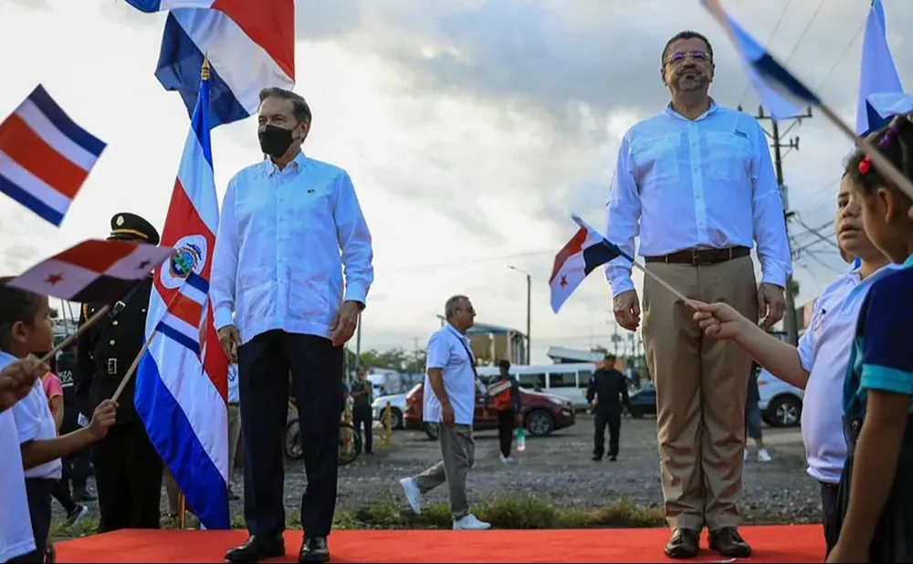 Rodrigo Chaves (der.) en un acto de la campaña presidencial cuya financiación es cuestionada por el Congreso.