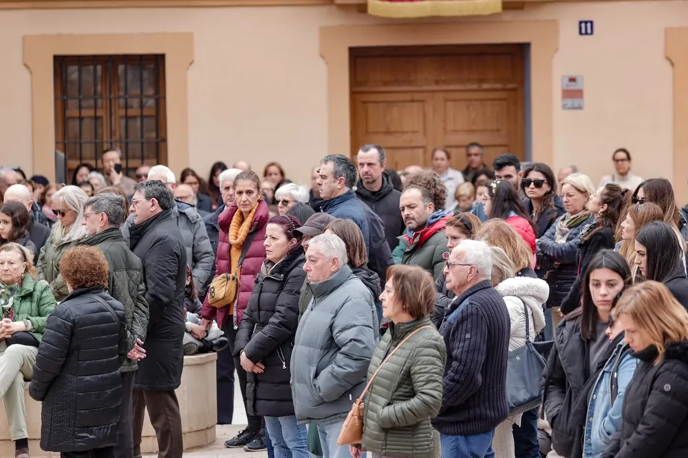 Numerosas personas se han acercado a las doce del mediodía de este domingo hasta la plaza de la Iglesia del barrio de Campanar para guardar un minuto de silencio en memoria de las diez víctimas mortales registradas en el incendio de un edificio en este barrio de Valencia.