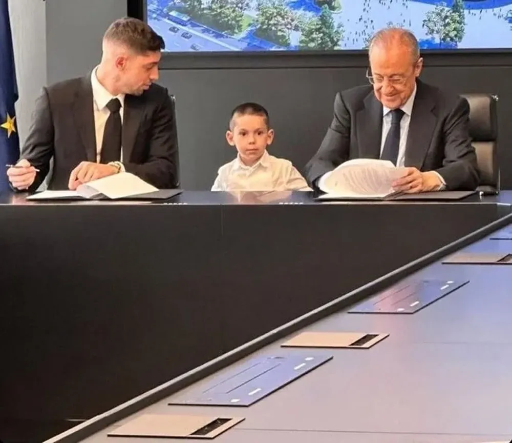 Benicio junto a su papá y Florentino Pérez