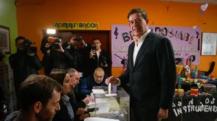 El candidato del PSdeG a la Xunta de Galicia, Xosé Ramón Gómez Besteiro, ejerce su derecho a voto, en el CEIP Rosalía de Castro.