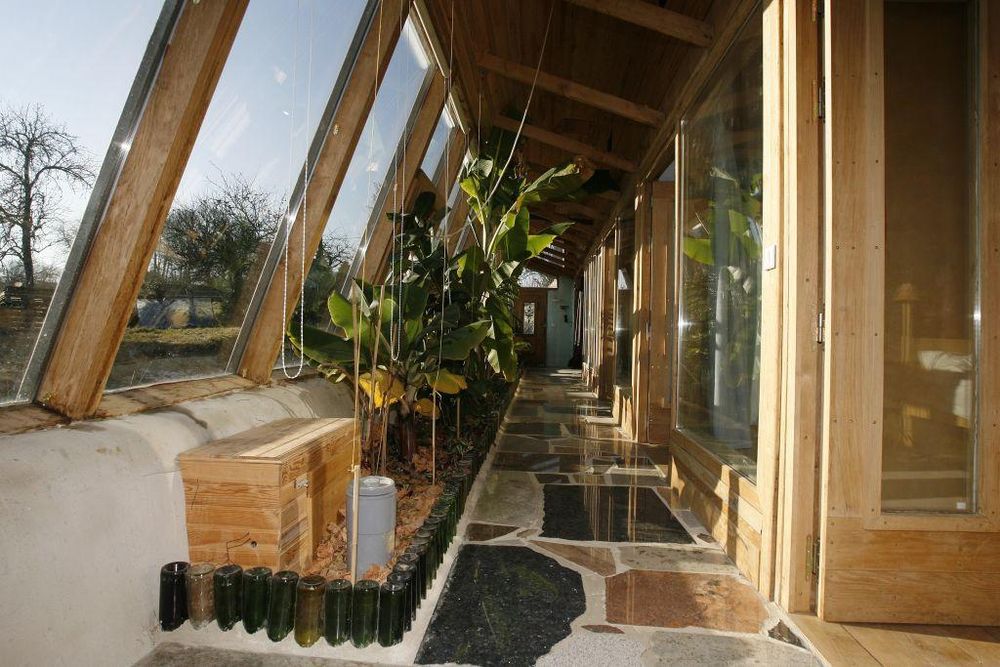 Cada Earthship tiene un invernadero en un lado para que los residentes puedan cultivar sus propios alimentos.