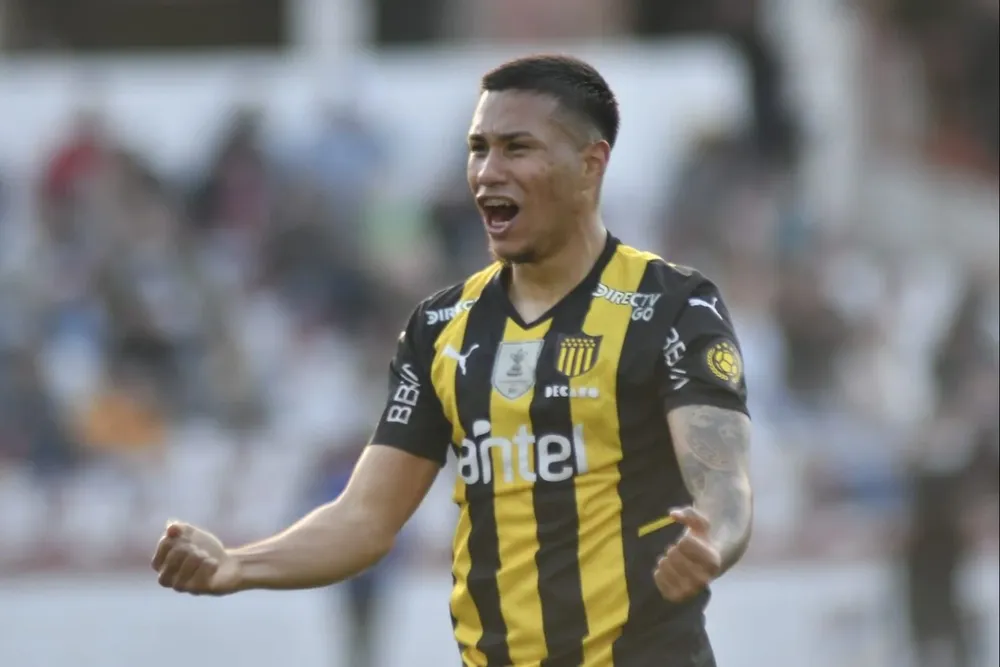 Rodrigo Saravia festeja su primer gol en el equipo principal de Peñarol, el 3-1 sobre Albion