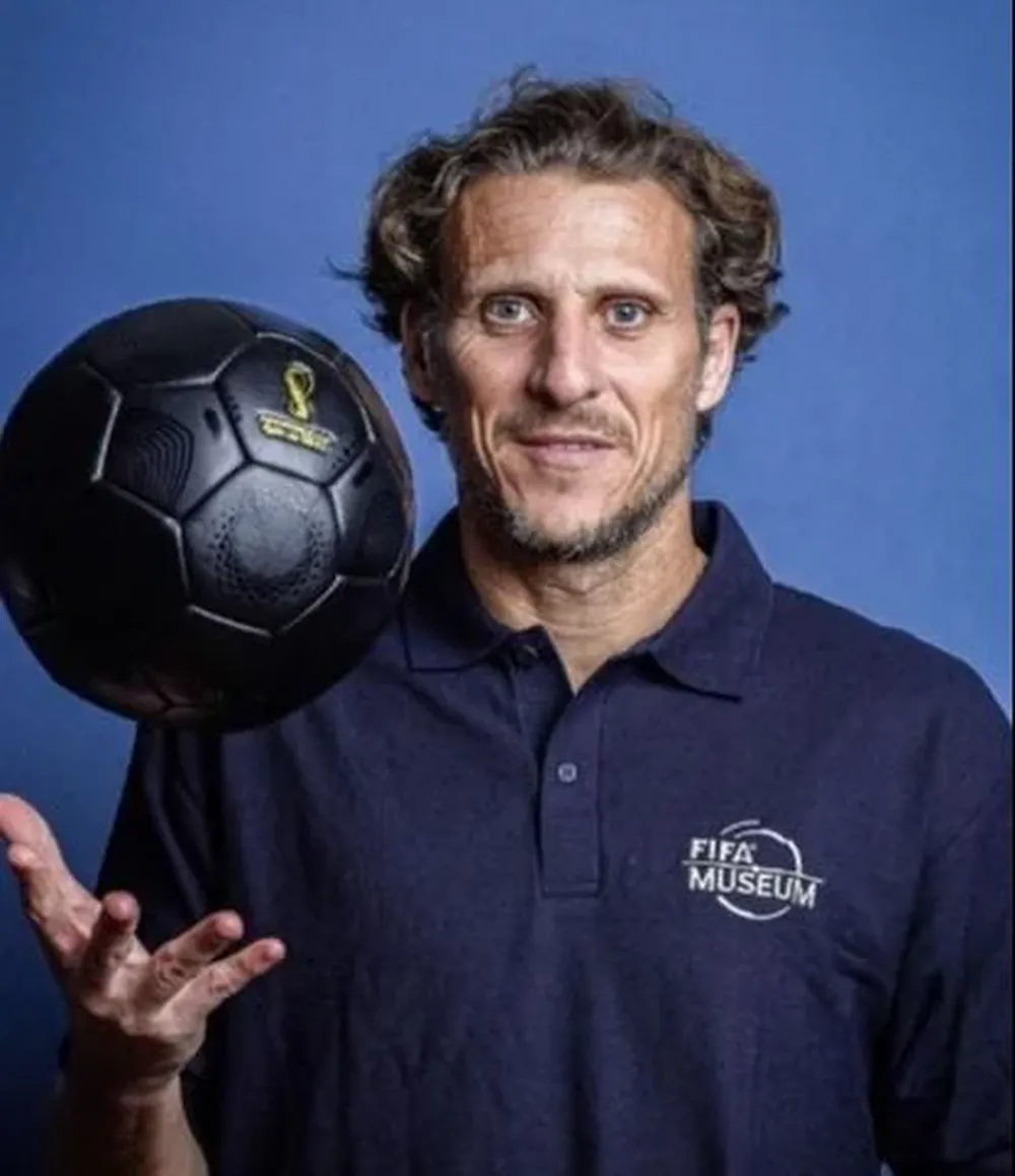 Forlán criticó la línea de 5 de Alonso