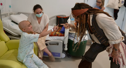 Johnny Depp se viste de Jack Sparrow y sorprende a los pequeños pacientes de un hospital de Madrid
