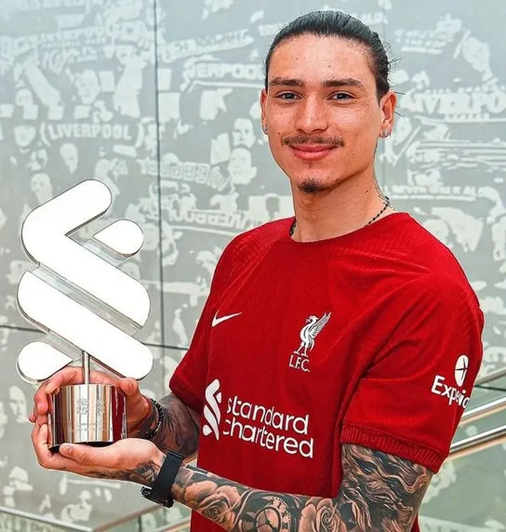 Darwin Núñez con su trofeo