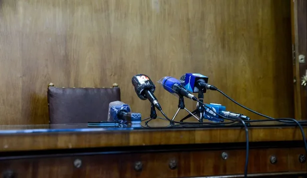 Micrófonos prontos para dar una conferencia