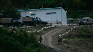 Militares vigilan el paso fronterizo de la barriada de Benzu tras un intento de salto de valla por alrededor de 200 migrantes, a 30 de octubre de 2023, en Ceuta.
