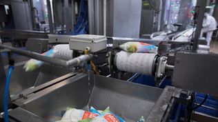Conaprole, envasado de leche entera fresca.