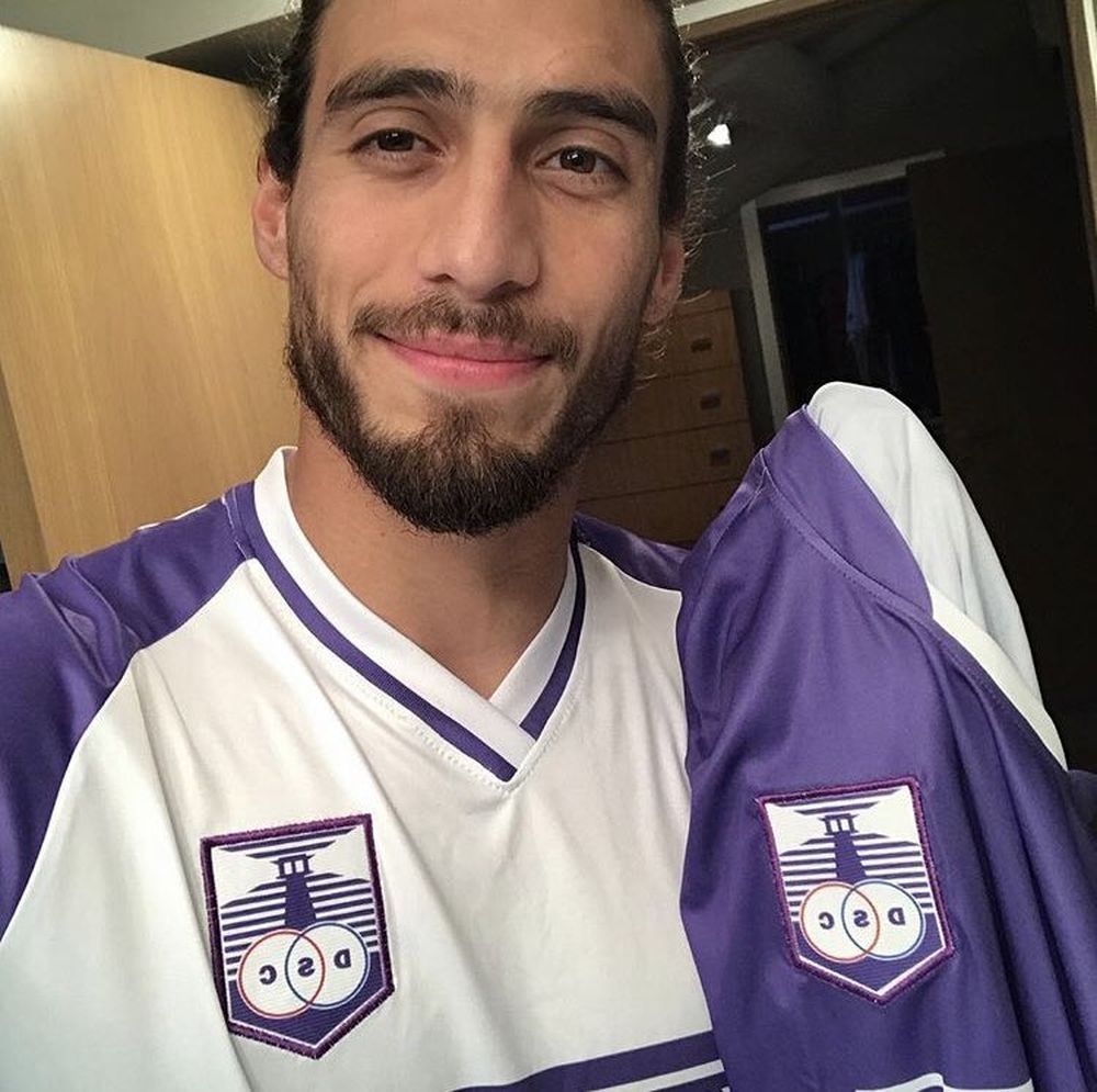 Martín Cáceres con la camiseta de Defensor Sporting