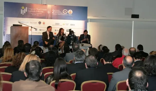 La directora de Ideas Uruguay, Carina Bertiz, junto a los rematadores Mario Stefanoli y Eduardo Franchi, en la edición del año pasado