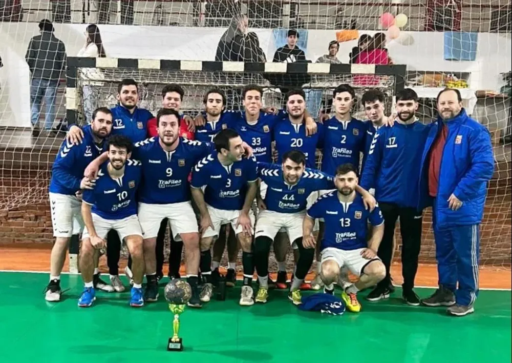 Los varones con su copa