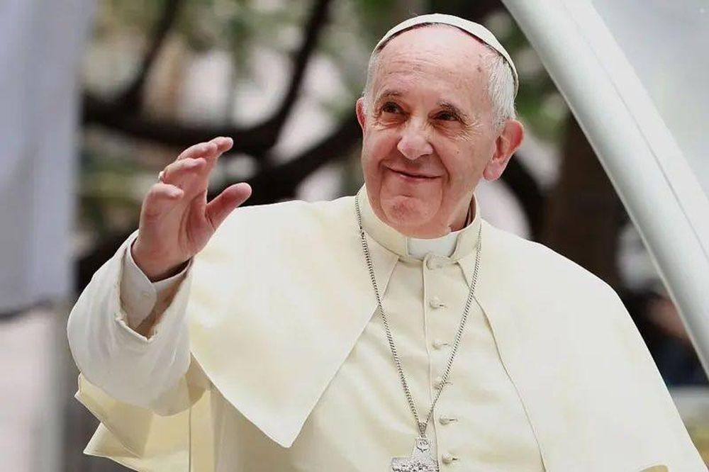 El Papa Francisco aprobó un documento que autoriza oficialmente las bendiciones pastorales para las llamadas "parejas irregulares".
