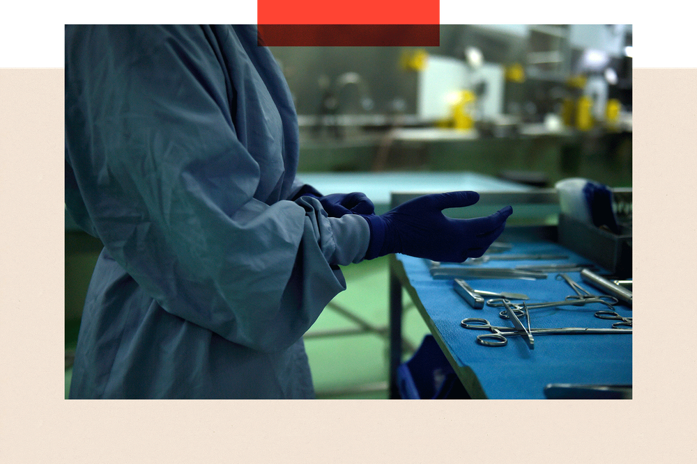 Para muchos estudiantes de medicina, practicar con un cadáver es la primera vez que trabajan con carne y sangre reales.
