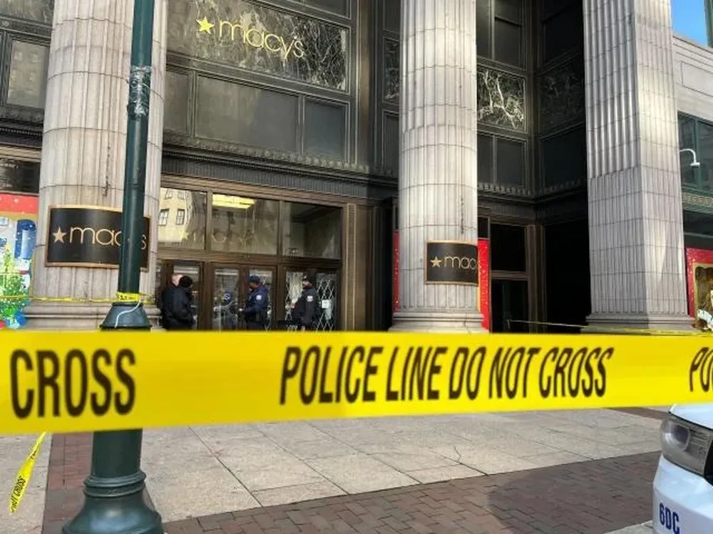 El ataque a los guardias de seguridad ocurrió en la tienda Macy’s de Filadelfia.