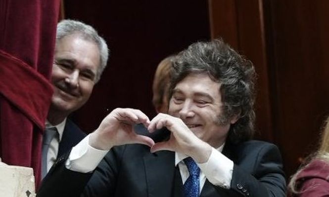 Fuerte rebote financiero le da aire al Gobierno: cayó el riesgo país y subieron las acciones argentinas
