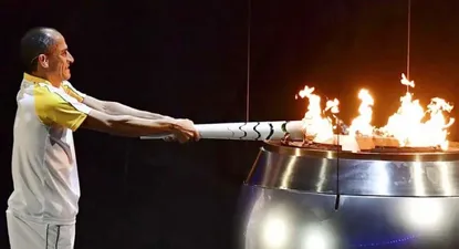 Vanderlei Cordeiro De Lima encendiendo el pebetero el pasado viernes 5 de agosto en Río