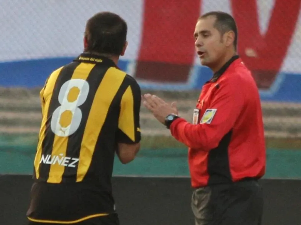 Tony Pacheco le reclama a  Igor Moreira