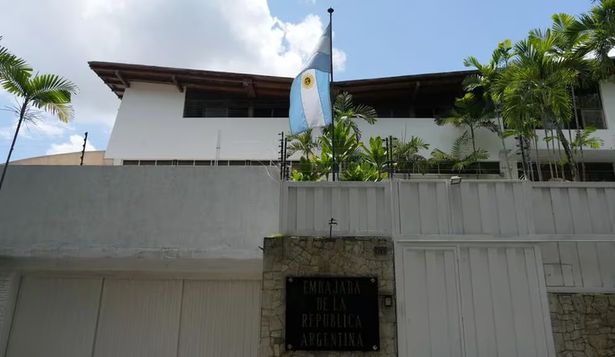 Denuncian que hackearon la cuenta de la embajada argentina en Caracas y desaparecieron 90 mil dólares