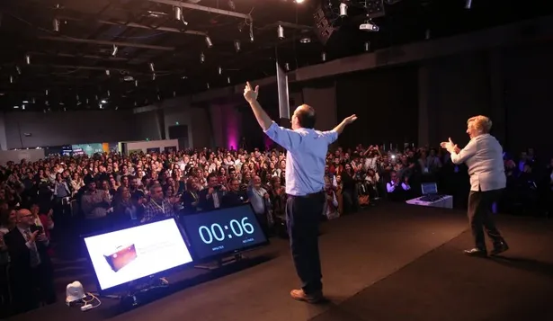 Pipe Stein baila junto a su madre al final de su exposición