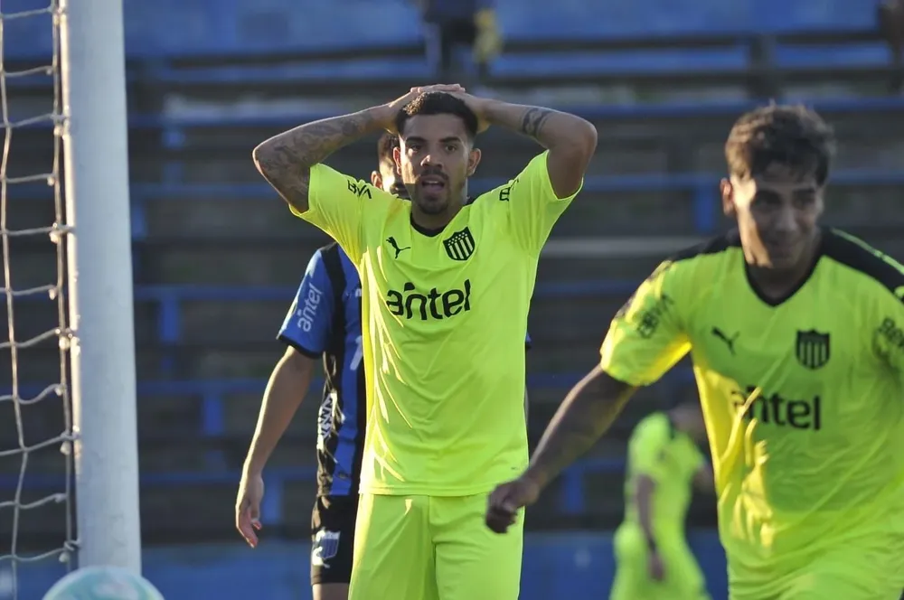 Volvió David Terans en Peñarol y el arquero Lentinelly de Liverpool le sacó lo que hubiera sido el 2-1