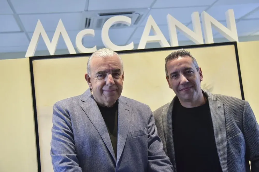 El presidente de McCann Montevideo, Carlos Ricagni, junto al CEO, Leandro Gómez