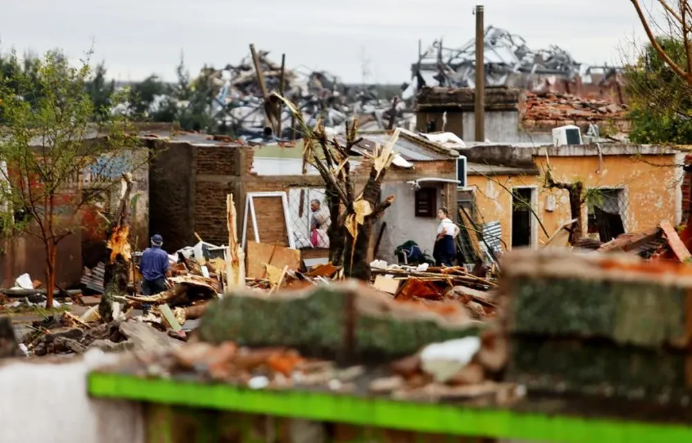 El tornado que atravesó la ciudad de Dolores provocó grandes daños en la parte edifilicia
